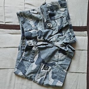 L.E.I. camo utility shorts size 1